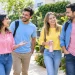 שתי נשים ושני גברים בוגרים הולכים יחד בחצר מוארת ומשוחחים באווירה טבעית ותומכת
